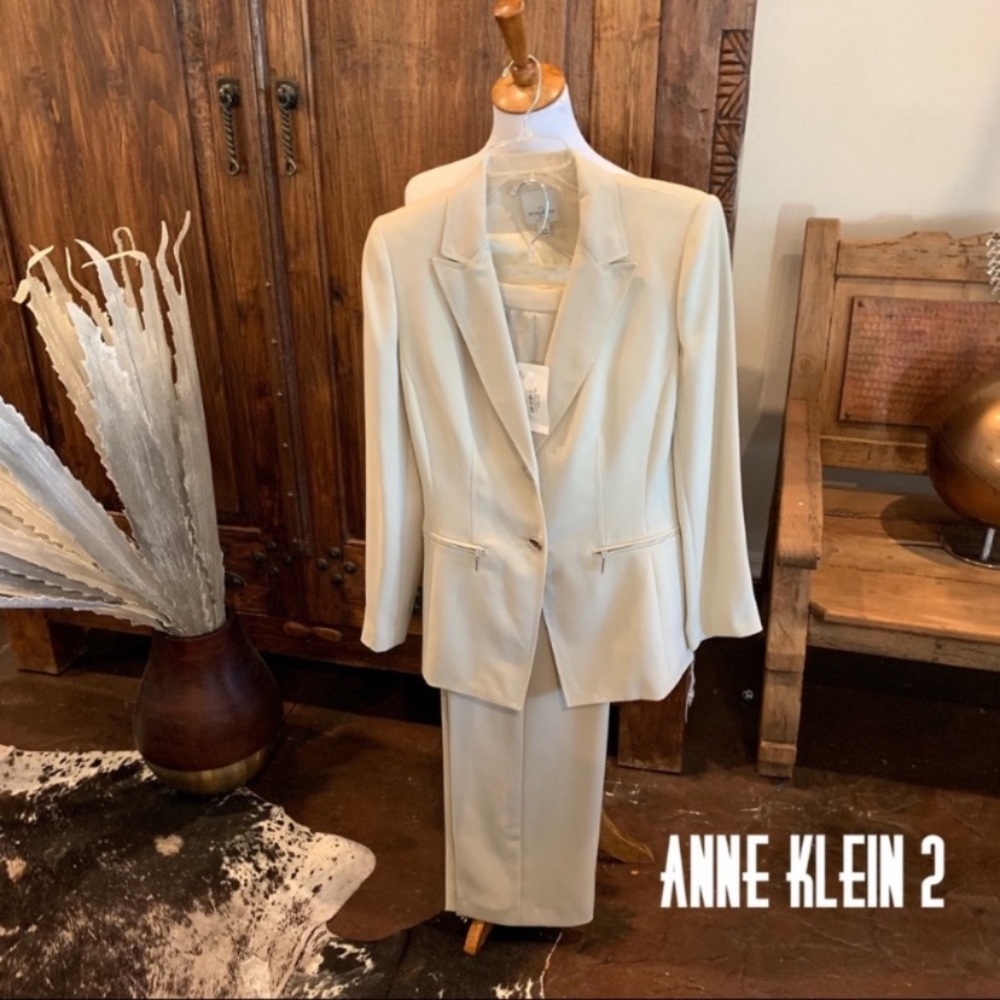 Monochromatic beige Anne Klein suit NWT sharp